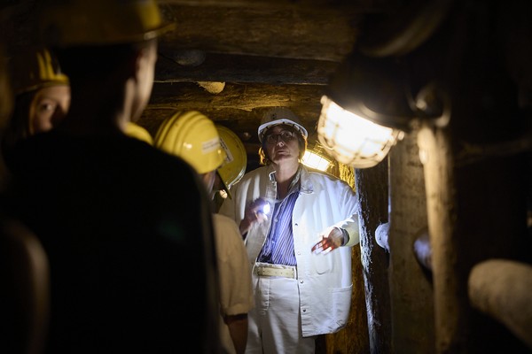 Besucher*innen mit Helm im Nachtigallstollen