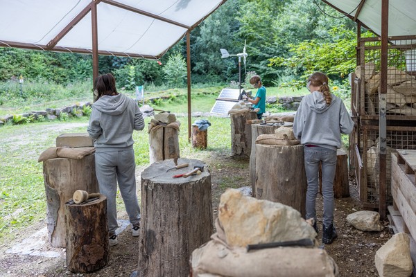 Teilnehmer:innen beim Steinmetzkurs vor dem Steinbruch der Zeche Nachtigall