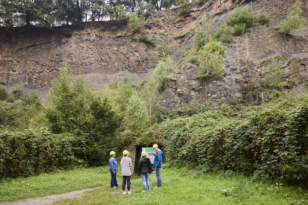 Besuchergruppe vor dem Steinbruch Dünkelberg