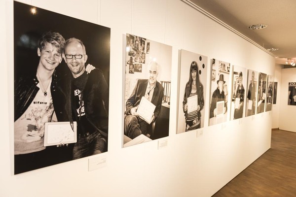 Blick in die Ausstellung mit schwarz-weiß Portrait-Fotografien.