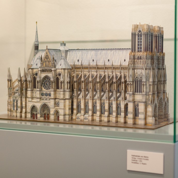 Kathedrale aus Papier gefaltet (vergrößerte Bildansicht wird geöffnet)