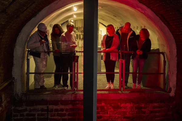 Besicher vor dem Herkules Schacht.