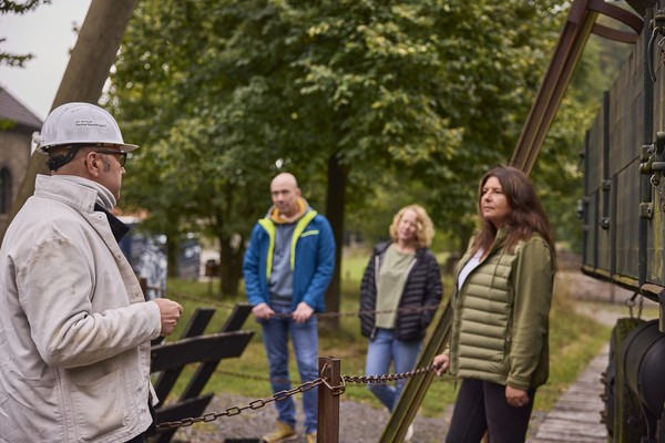 Besucher bei einer Fürhung auf dem Gelände der Zeche Nachtigall