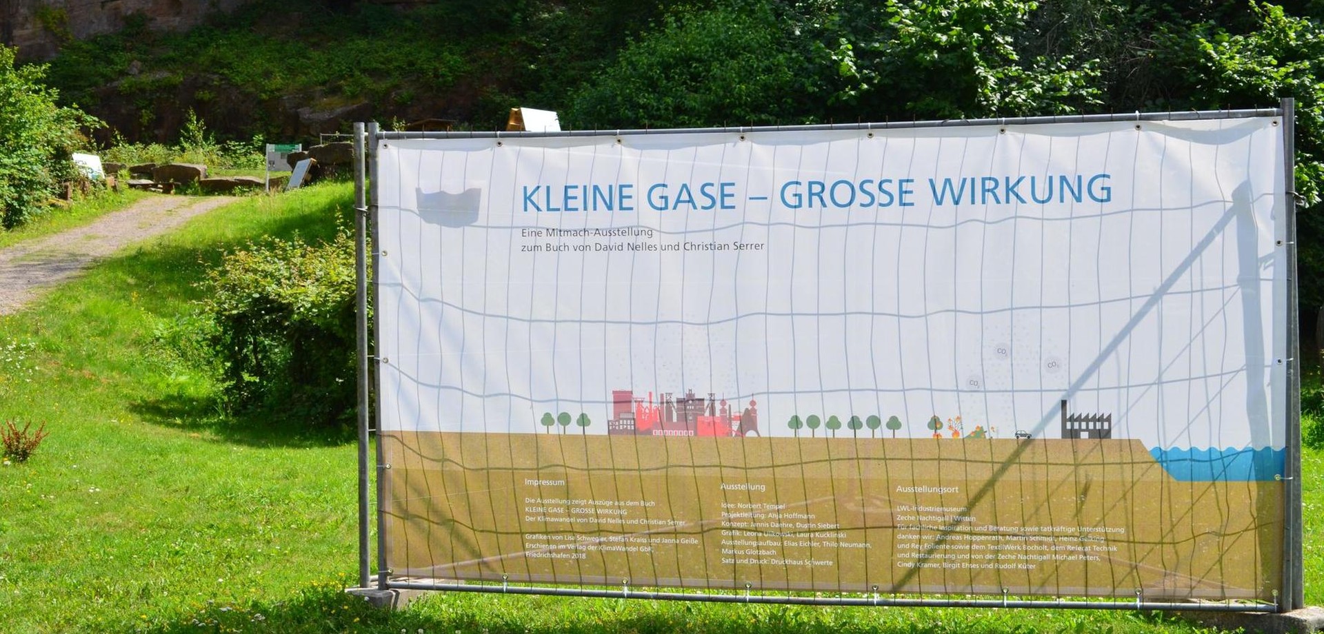 Blick auf das Ausstellungsbanner vor dem Steinbruch der Zeche Nachtigall.