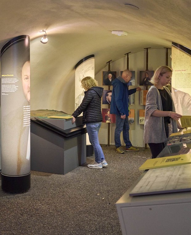 Ein Blick in die Ausstellung mit Besuchenden