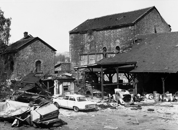 Das Zechengelände um 1970. Schwarz-Weiß Fotografie des Schrottplatzes.