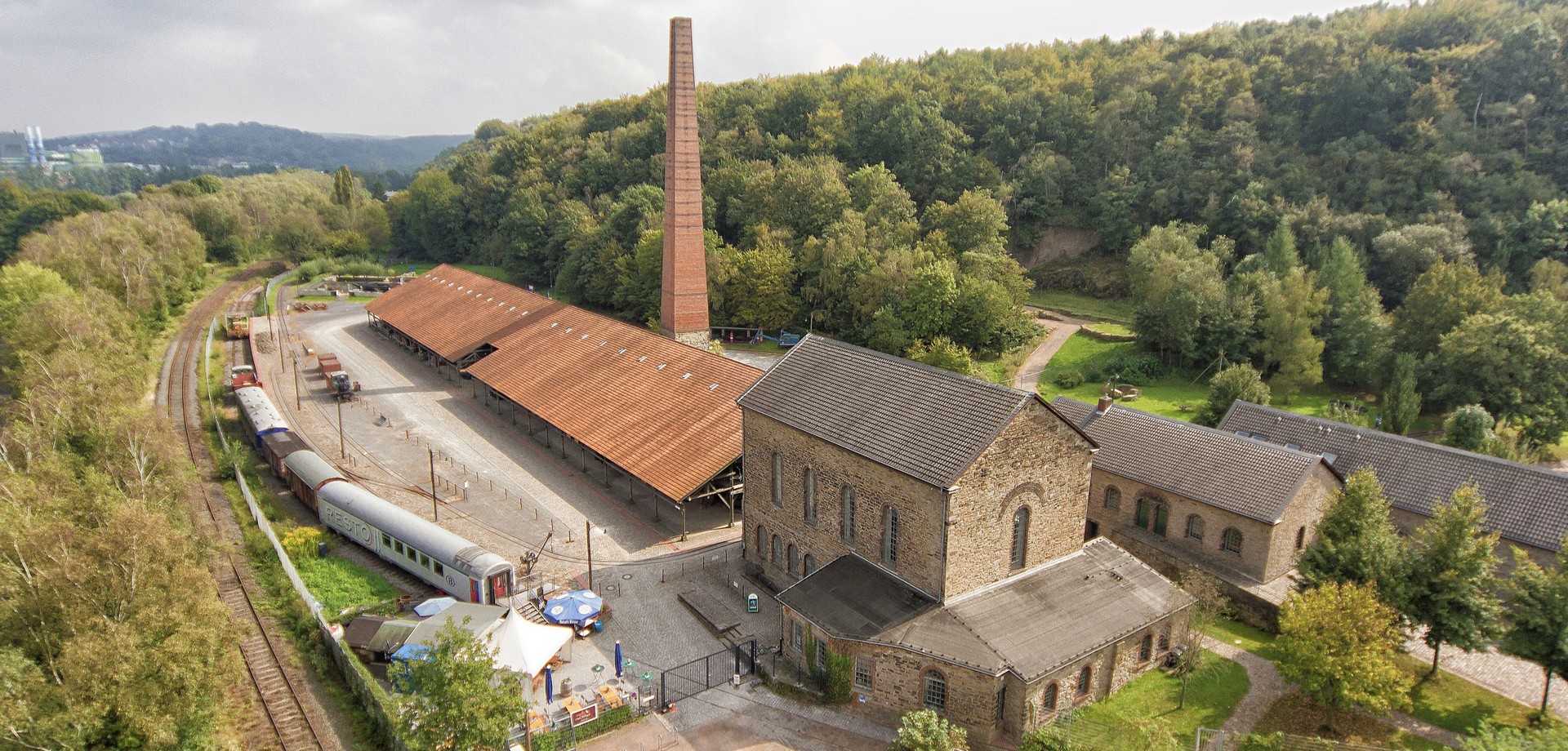 Blick auf die Zeche Nachtigall mit dem eckigen Schornstein von oben.