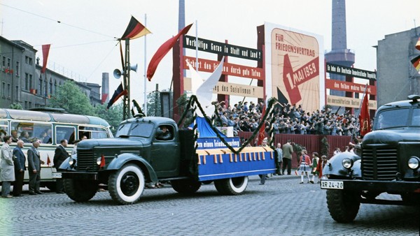 Ein Wagen mit demonstrierenden Sprüchen