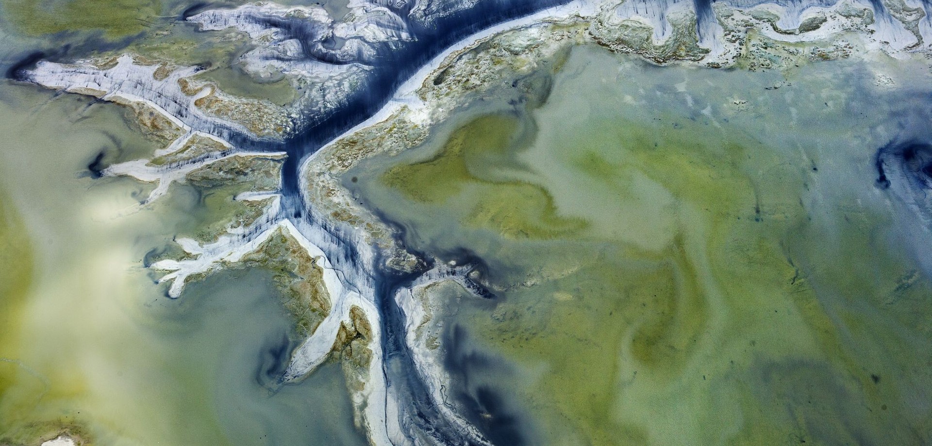Luftaufnahme des grün-blau schimmernden Abwasserbeckens der Phosphatdünger-Produktion in Bartow, Florida, USA. Foto: J Henry Fair