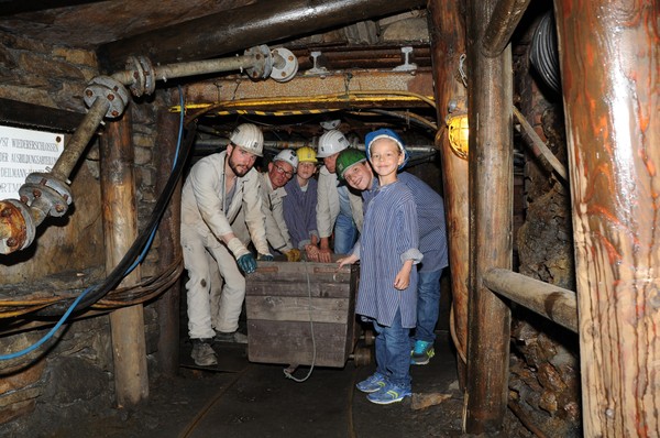 Kinder im Bergwerk Nachtigallstollen