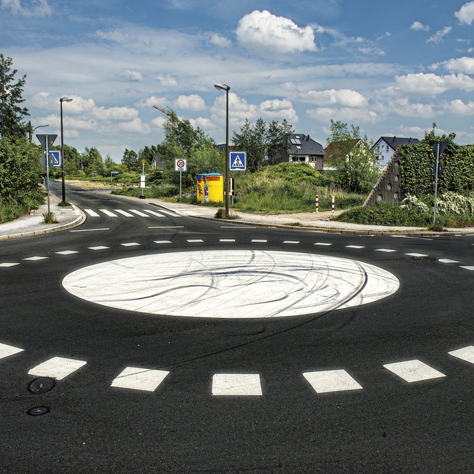 Ein Kreisel vor einem Neubaugebiet, von vielen Grünflächen umgeben (vergrößerte Bildansicht wird geöffnet)