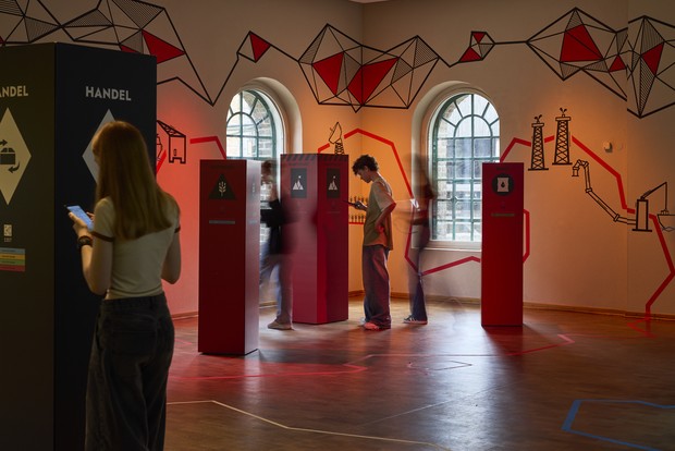 Schüler:innen stehen verteilt im roten Bereich des Spielfeldes