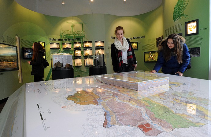 Junge Besucherinnen in der Ausstellung des GeoParks.
