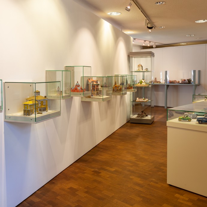 Blick in die Ausstellung Papierwelten (vergrößerte Bildansicht wird geöffnet)