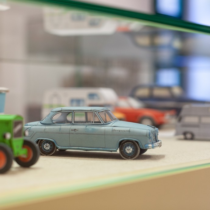 Hellblauer Oldtimer aus Papier gefaltet (vergrößerte Bildansicht wird geöffnet)
