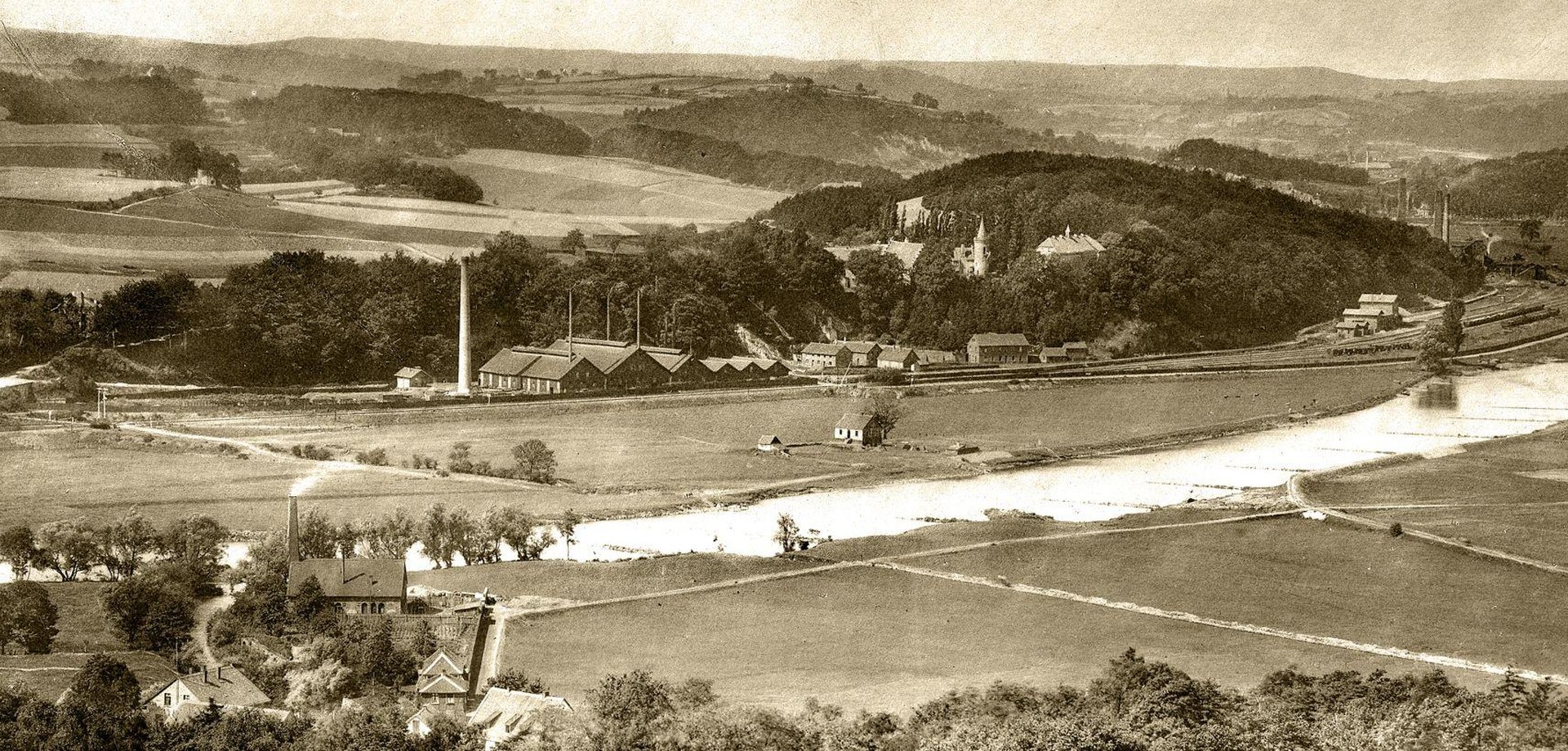 Historische Aufnahme vom Schloss Steinhausen auf dem Hettberg, der Zeche Theresia, Bahnhof Bommern und drei Schornsteine der Zeche Nachtigall.