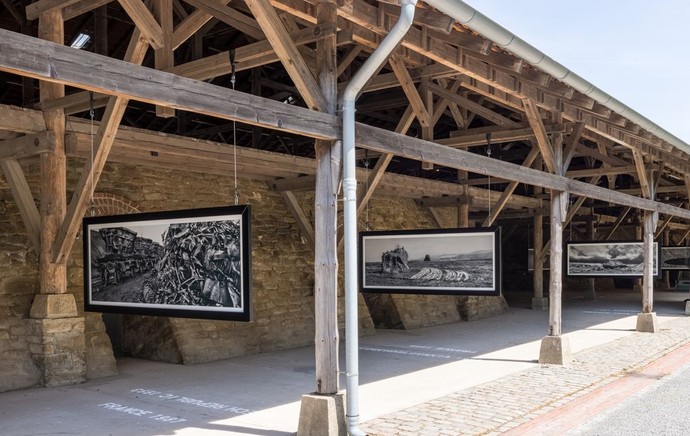 Blick unter das Dach des Ringofens mit 3 Ausstellungsbildern.
