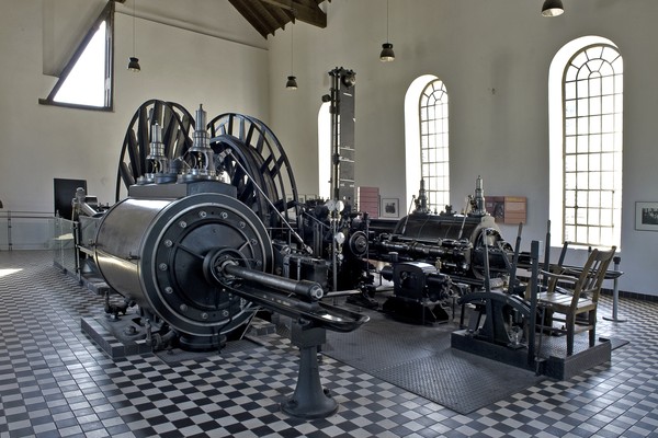 Dampfmaschine im Maschinenhaus